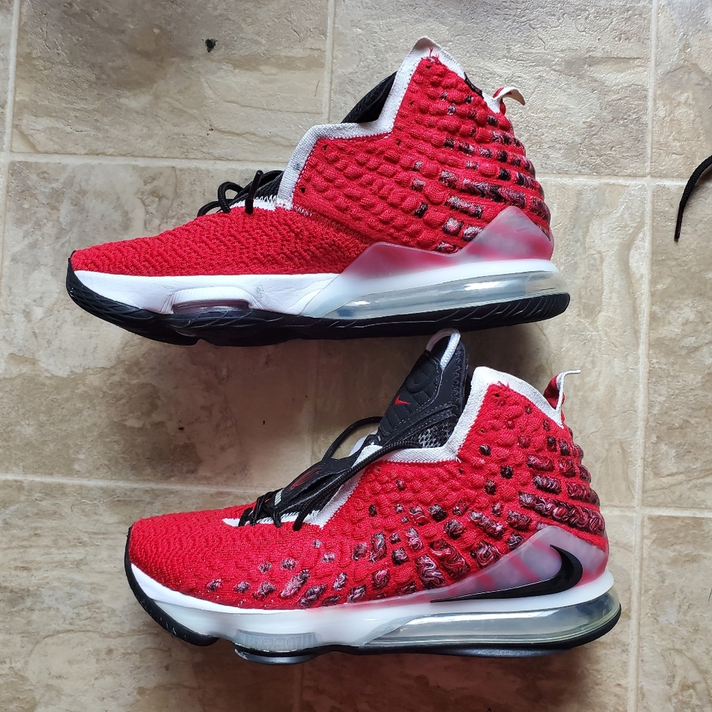 2 pair of lebron james shoes - Picture 3 of 3